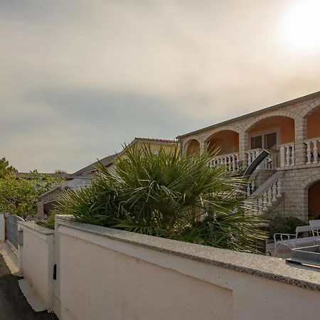 Kristo Apartment Vir